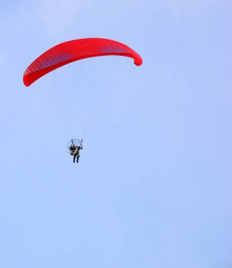 Mavi gökyüzünde uçan paraglider fotoğrafı