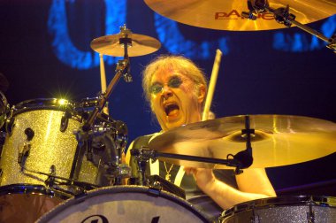 BRNO, CZECH REP., FEBRUARY-22: Ian Paice İngiliz Deep Purple grubunun davulunda 22 Şubat 2006 'da Çek Cumhuriyeti' nin Brno kentindeki Rondo salonunda sahne aldı. Grup, yeni albüm Rapture Of The Deep 'in turnesi kapsamında geldi..