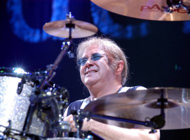 BRNO, CZECH REP., FEBRUARY-22: Ian Paice İngiliz Deep Purple grubunun davulunda 22 Şubat 2006 'da Çek Cumhuriyeti' nin Brno kentindeki Rondo salonunda sahne aldı. Grup, yeni albüm Rapture Of The Deep 'in turnesi kapsamında geldi..