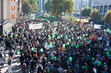 Stuttgart - 09 Ekim 2010: S21 Demiryolu projesine karşı gösteri        