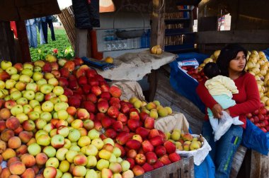 Perulu ve çocuğu tezgahta meyveli..
