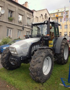 Traktör Lamborgini 'nin fotoğrafı 