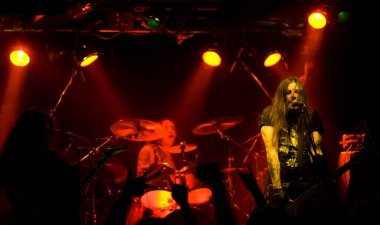 Septik Et bandı sahnede çalıyor.