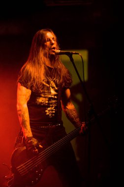 Sahnedeki Performans sırasında Erkek Gitarist