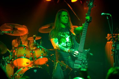 Sahnedeki Performans sırasında Erkek Gitarist