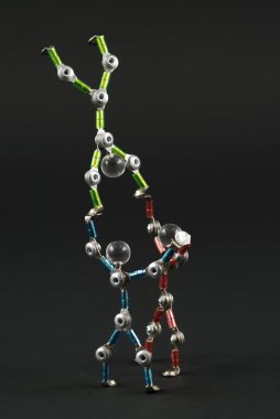 Boncuklardan yapılmış oyuncak bir robot.