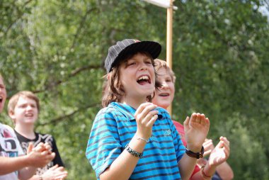 Çocuklar tezahürat yapıyor, el çırpıyor. 