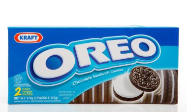 Beyaz arka planda Oreo Çikolatalı Bisküviler