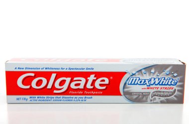 Beyaz arkaplanda Max Beyaz Diş macunu Colgate