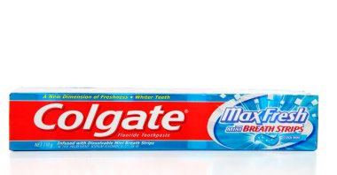 Solunum bantlı Max Fresh 'i beyaz arkaplanda diş macunu ile Colgate