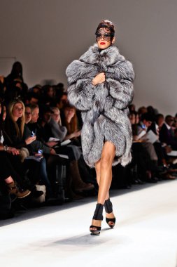 NEW YORK - 11 Şubat 2011 'de New York' ta Lincoln Center 'da Farah Angsana koleksiyonları Mercedes-Benz Moda Haftası için podyumda yürüyen manken.