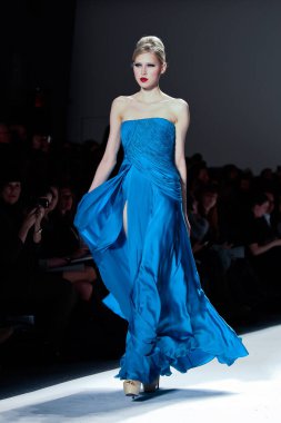 NEW YORK - 11 Şubat 2011 'de New York' ta Lincoln Center 'da Farah Angsana koleksiyonları Mercedes-Benz Moda Haftası için podyumda yürüyen manken.