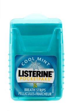 Beyaz arka planda Listerine Cool Mint cebi