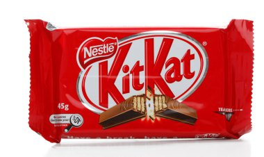 Beyaz arkaplanda Nestle Kit Kat çikolata çubuğu