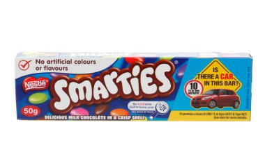 Beyaz arka planda Nestle Smarties çikolatalı atıştırmalık