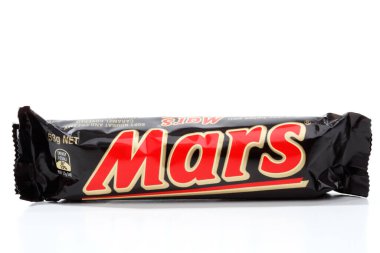 Beyaz arka planda Mars çikolatalı atıştırmalık