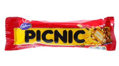 Beyaz arkaplanda Cadbury Piknik Çikolatası