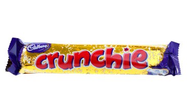 Beyaz arka planda Cadbury Crunchie çikolatası