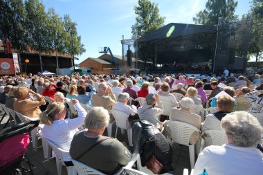 people enjoying the outdoor consert.