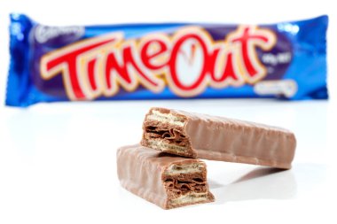 Beyaz arka planda Cadbury Çikolata Çubuğu atıştırmalığı