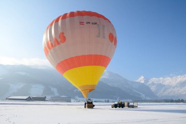 Kışın insanlarla gaz balonu, arka planda seyahat yeri