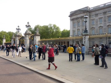 Londra, İngiltere'de Buckingham Sarayı'nda Kraliçe'nin muhafızları         