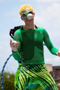 2011 Sanat Arabası Geçidi 'nde yeşil kostümlü bir adam, Houston' da sokak festivali. 