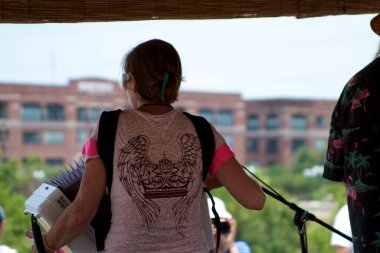 2011 Sanat Otomobili Geçidi 'ndeki kadının arka görüntüsü, Houston' da sokak festivali 