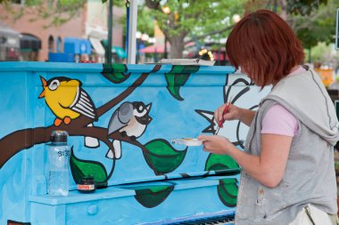 Piyanoya resim yapmak.