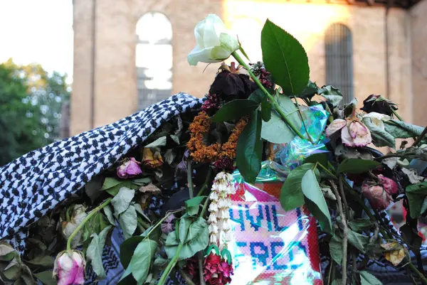 Terör Kurbanlarının Anısına Bir Buket Çiçek — Stok fotoğraf