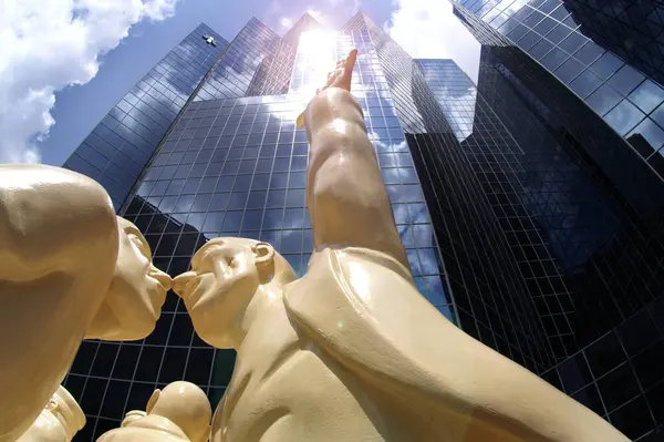 Geschäftskonzept Mit Zwei Goldenen Statuen Über Wolkenkratzern — Stockfoto