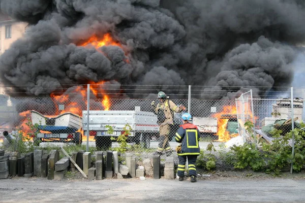 Brandweerlieden Met Vuur Rook — Stockfoto