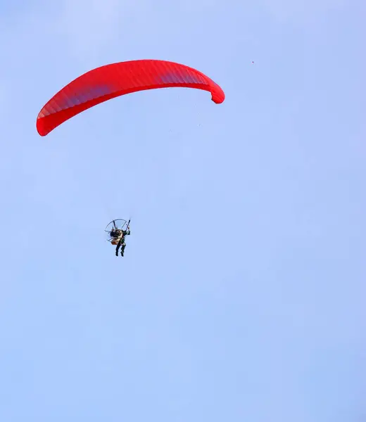 Fotografie Paraglidisty Letícího Modré Jasné Obloze — Stock fotografie