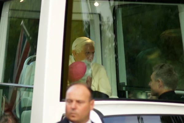 2010年9月18日 教皇前往伦敦中部海德公园的旅程 — 图库照片