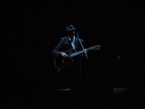 Leonard Cohen Występujący Scenie — Zdjęcie stockowe