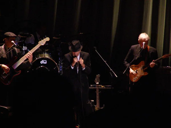 Leonard Cohen在舞台上表演 — 图库照片