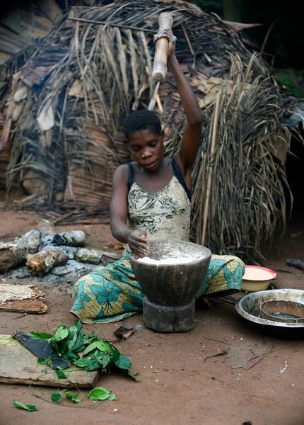 Baka Woman Pounds Flour Mortar — Stock Photo, Image