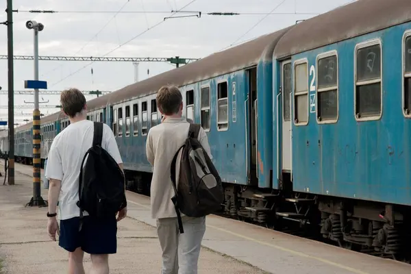Couple Going Train — Stock Photo, Image