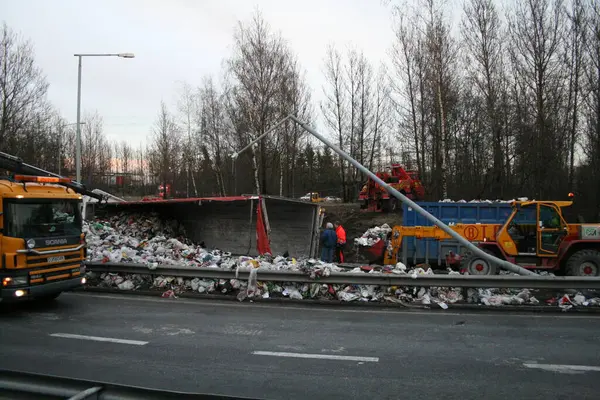 Arbeiter Bei Umgekipptem Müllwagen Auf Straße — Stockfoto