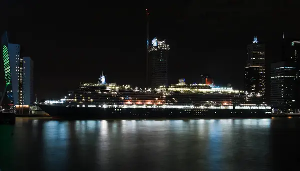 Cruiseship Queen Victoria Night — стоковое фото
