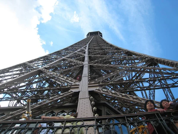 Bottom View Eiffel Tower Sunny Day — Stok fotoğraf