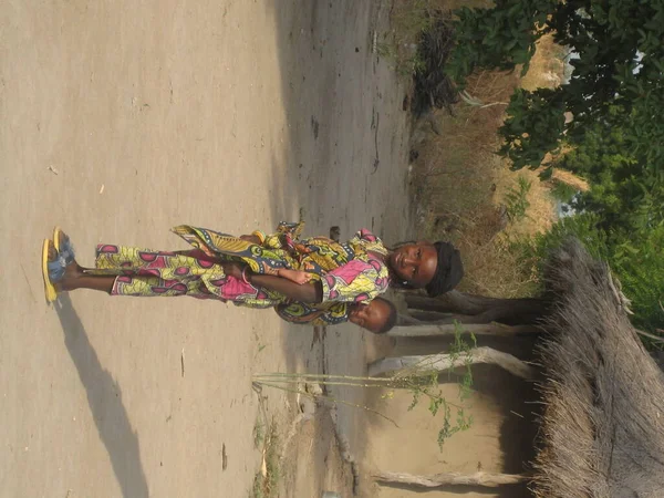 Молодая Девушка Ребенком Камеруне — стоковое фото