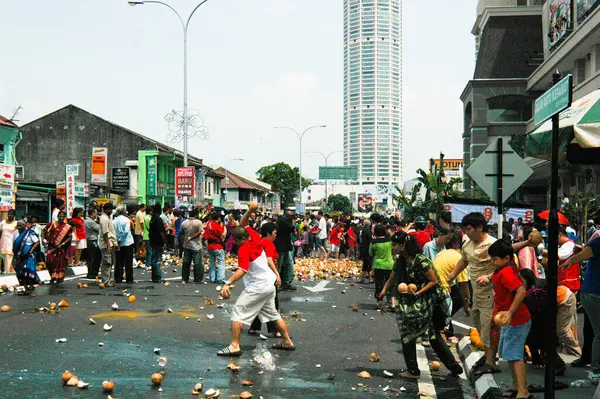 Penang Malaysia Feb 2009 Devotees Smashing Coconuts Street Anticipation Arrival — Stockfoto