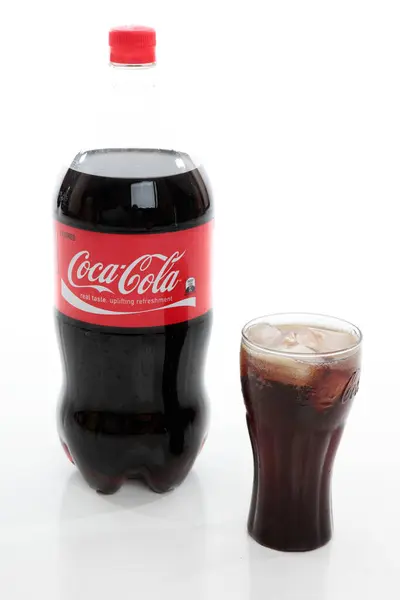 更新可口可乐瓶子和玻璃杯 — 图库照片