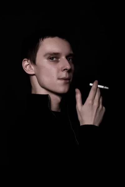 Porträtt Ung Man Med Cigarett — Stockfoto