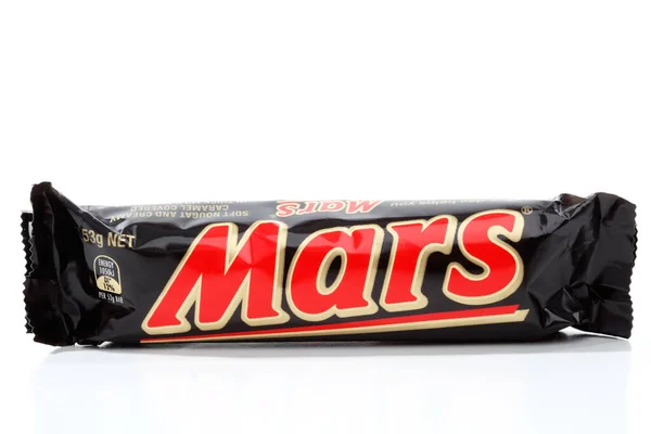 Beyaz Arka Planda Mars Çikolatalı Atıştırmalık — Stok fotoğraf