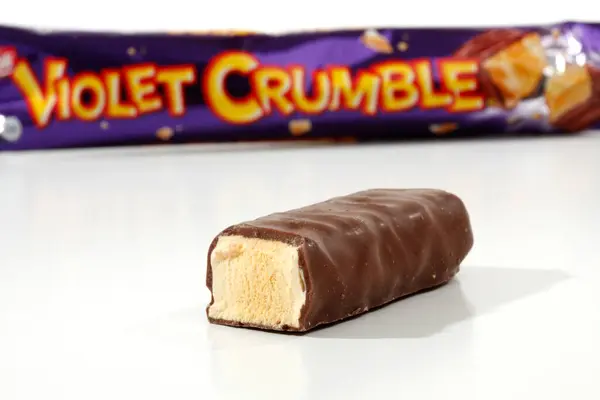 Violett Crumble Choklad Bar Vit Bakgrund — Stockfoto