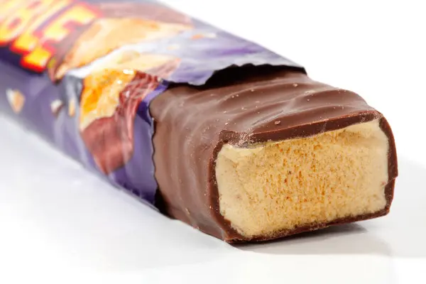 Violet Crumble Chocoladereep Close Witte Achtergrond — Stockfoto