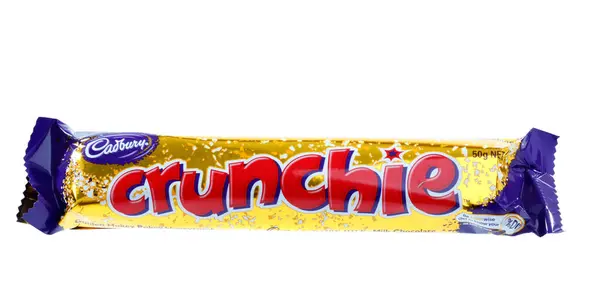 Beyaz Arka Planda Cadbury Crunchie Çikolatası — Stok fotoğraf