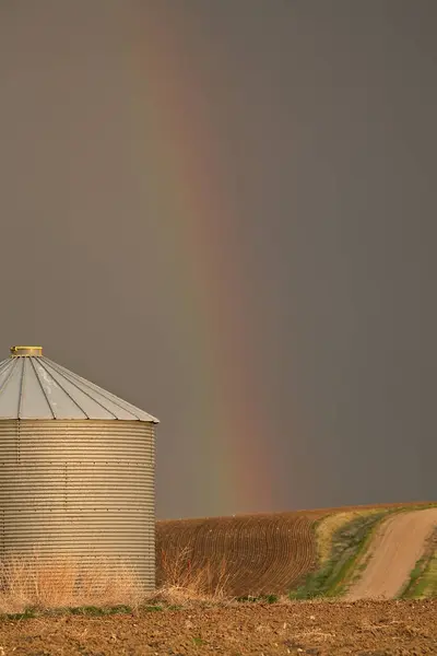 Regenbogen Landet Hinter Getreidespeicher Saskatchewan — Stockfoto